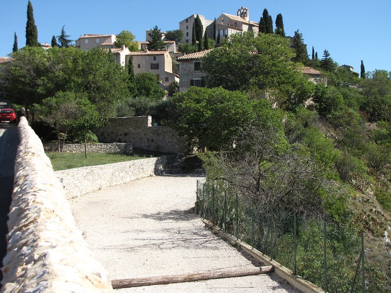 zicht op methamis.jpg - De tocht met de prachtige naam "les terrasses du Ventoux" voert langs kleine dorpjes aan de zuidkant van de Ventoux. Een pittig klimmetje brengt ons bij het eerste dorpje, Methamis.